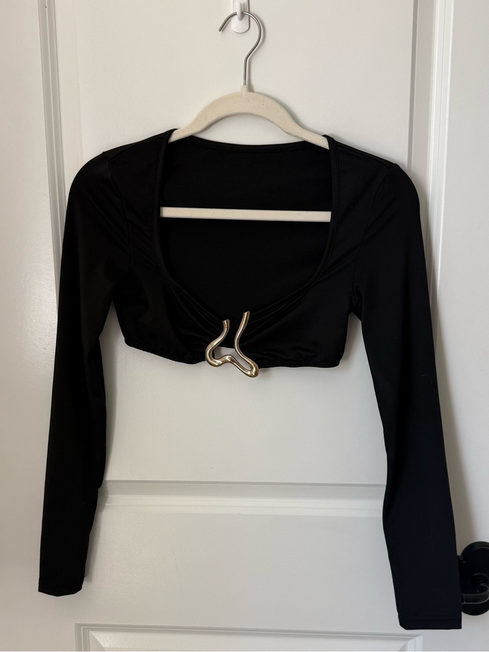 SHEIN Black Long-Sleeve Cropped Top with Gold Front Accent